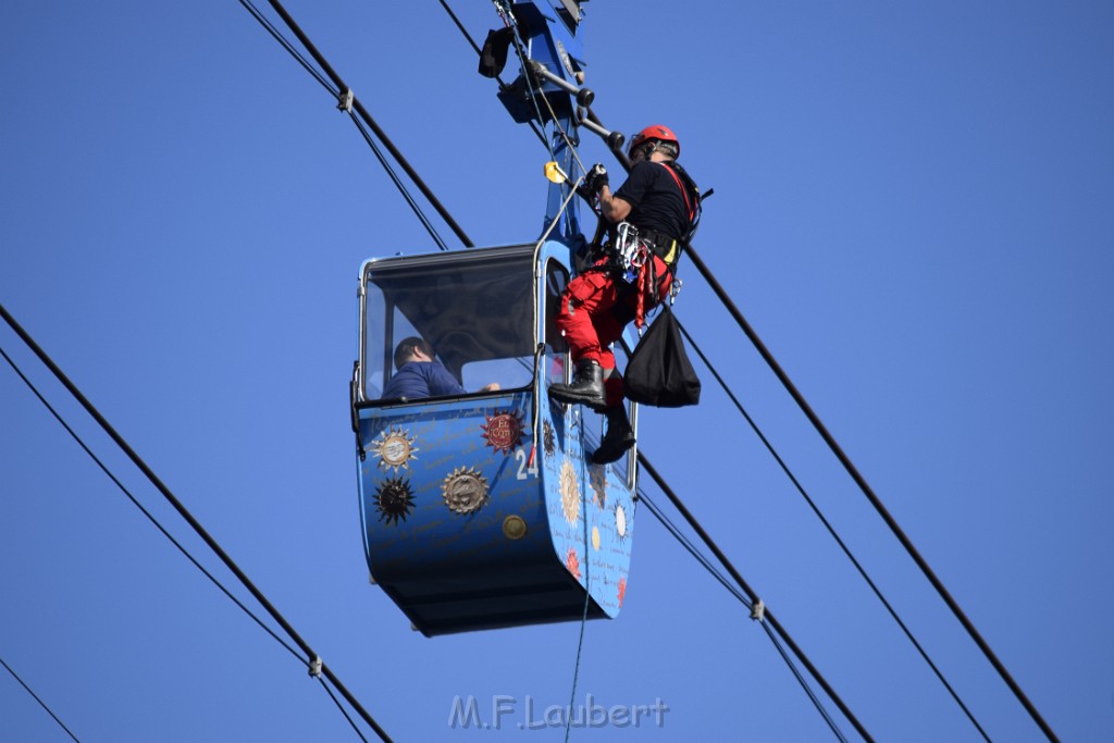 Koelner Seilbahn Gondel blieb haengen Koeln Linksrheinisch P333.JPG - Miklos Laubert